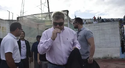 Luis Ronco López ingresando a la cancha del Tróccoli