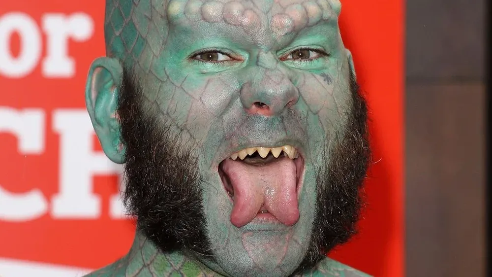 La modificación corporal consiste en cortar la lengua por la mitad desde la parte central hasta la punta.