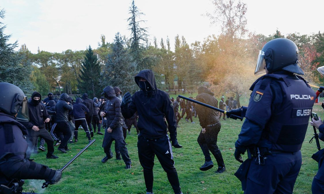 Caos y detenidos por una protesta proetarra que atacó a un periodista, tras la suspensión de un acto de Vito Quiles en la Universidad de Navarra