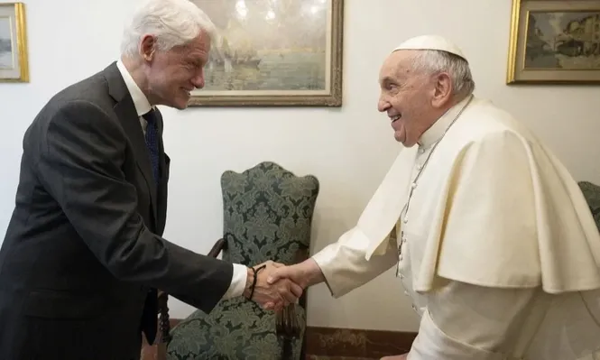 Papa Francisco recibió a Clinton