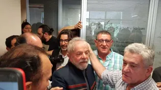 El presidente de AEBU, Pedro Stéffano, (delante de la ventana) junto a Lula