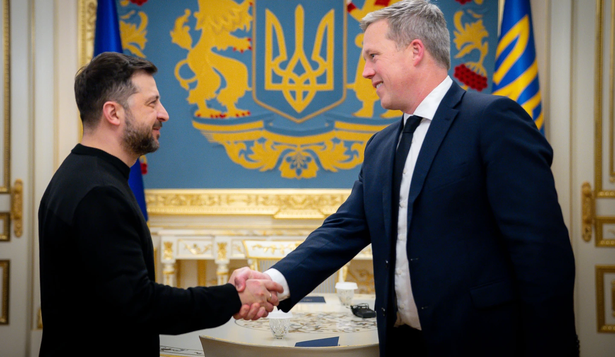 El secretario del Ejército de EEUU, Dan Driscoll, junto al presidente de Ucrania, Volodimir Zelenski.&nbsp;