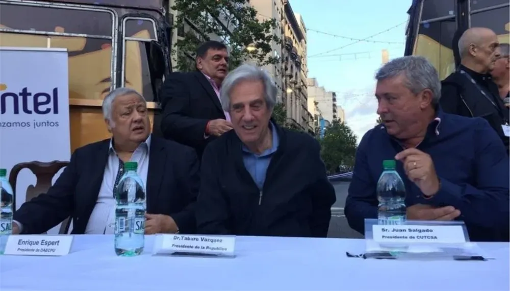 El presidente de Daecpu, Enrique Espert, el presidente de la República, Tabaré Vázquez, y el presidente de Cutcsa, Juan Salgado
