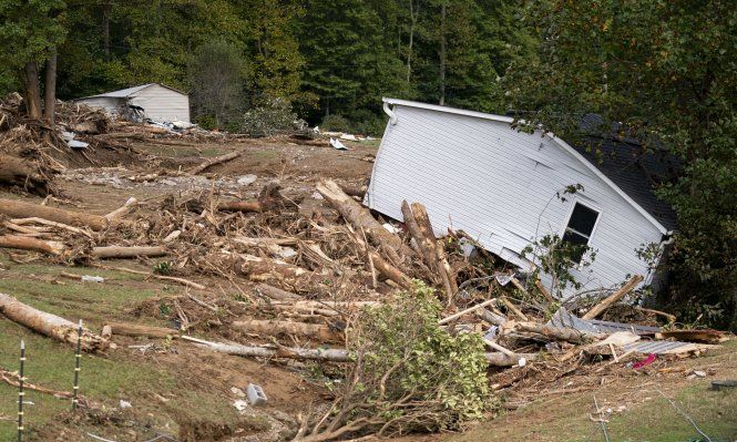 Una casa destruida tras el paso del huracán Helene el 30 de septiembre de 2024 cerca de Black Mountain, Carolina del Norte.