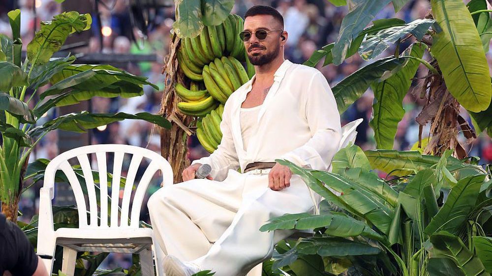 Ricky Martin apareció sentado en una de estas sillas en el espectáculo de medio tiempo de Bad Bunny en el último Super Bowl.