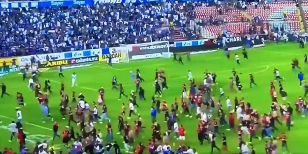 La invasión al campo de juego de las hinchadas de Querétaro y Atlas en México derivó en grandes incidentes