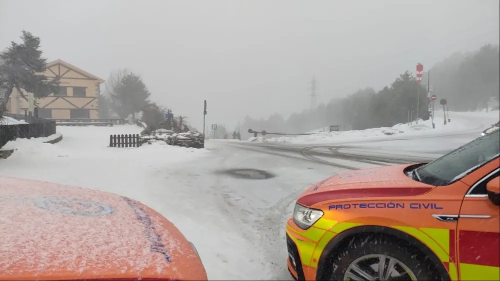 Los coches deben andar con cuidado para las nieves.