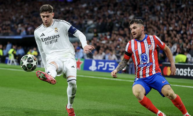 Federico Valverde de Real Madrid ante Javi Galán de Atlético de Madrid por la Champions League