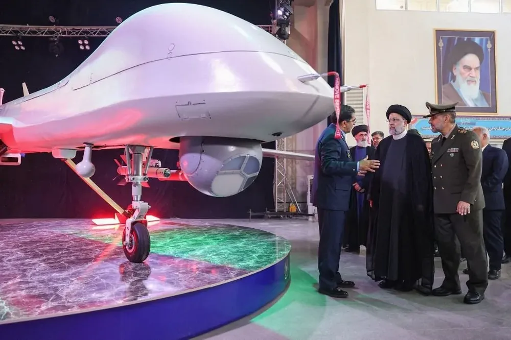 El presidente de Irán, Ebrahim Raisi (centro) y el ministro de Defensa, Reza Gharaei Ashtiani (derecha) observan el nuevo dron Mohajer-10