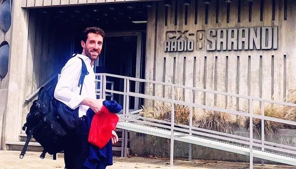 Juan Pablo da Costa frente a Radio Sarandí