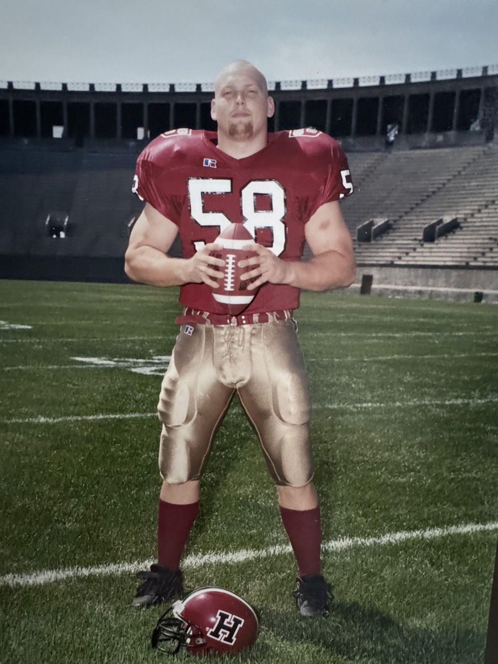 Chris a Harvard, con 22 años, en un estadio de fútbol americano.
