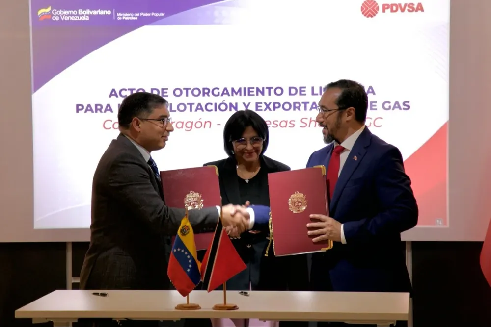 El presidente de PDVSA, Pedro Tellechea y el ministro de energía de Trinidad y Tobago, Stuart Youn, en la firma de renovación en septiembre de un memorando anterior.