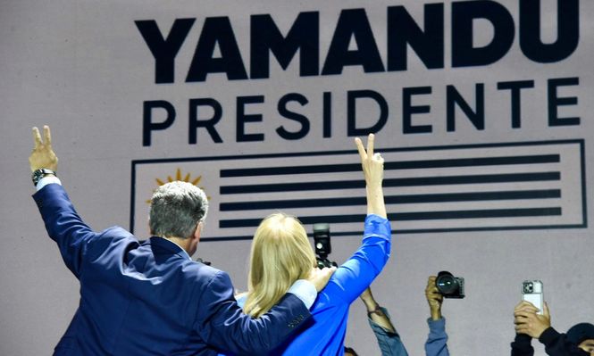 Yamandú Orsi y Carolina Cosse tras conocer los resultados