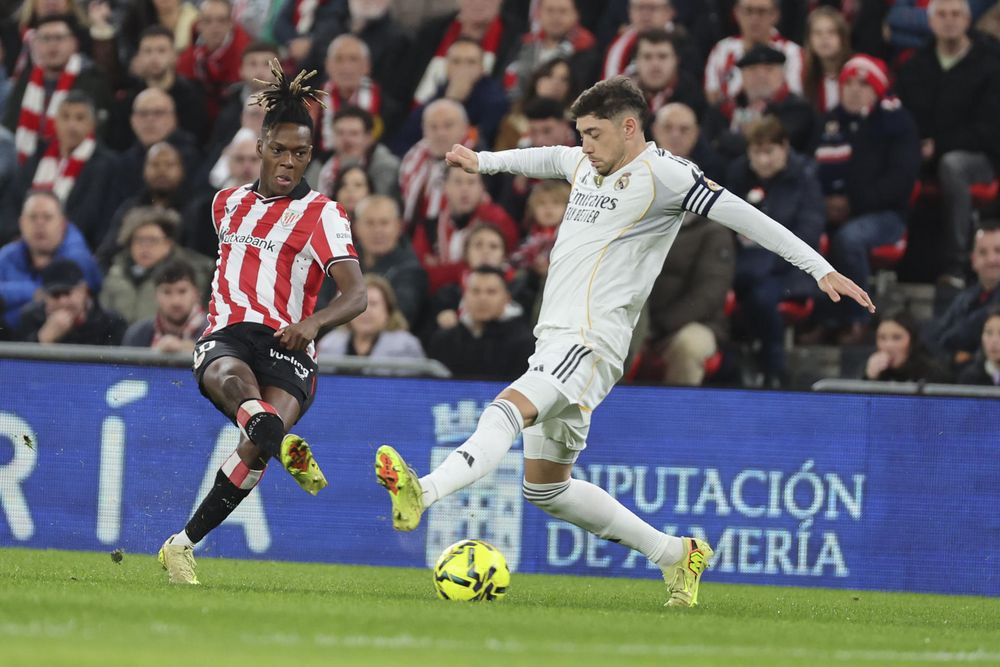 El delantero del Athletic Club de Bilbao Nico Williams y el delantero del Real Madrid Federico Valverde