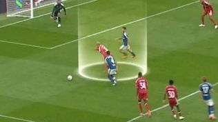 Ronald Araujo se movió muy bien en su sector en su debut en Liverpool, que lo siguió por computadora