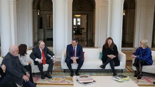 El presidente del Gobierno, Pedro Sánchez (3d), y la directora de cine Isabel Coixet (2d) durante un encuentro con representantes del mundo del cine en nuestro país, en el Palacio de La Moncloa