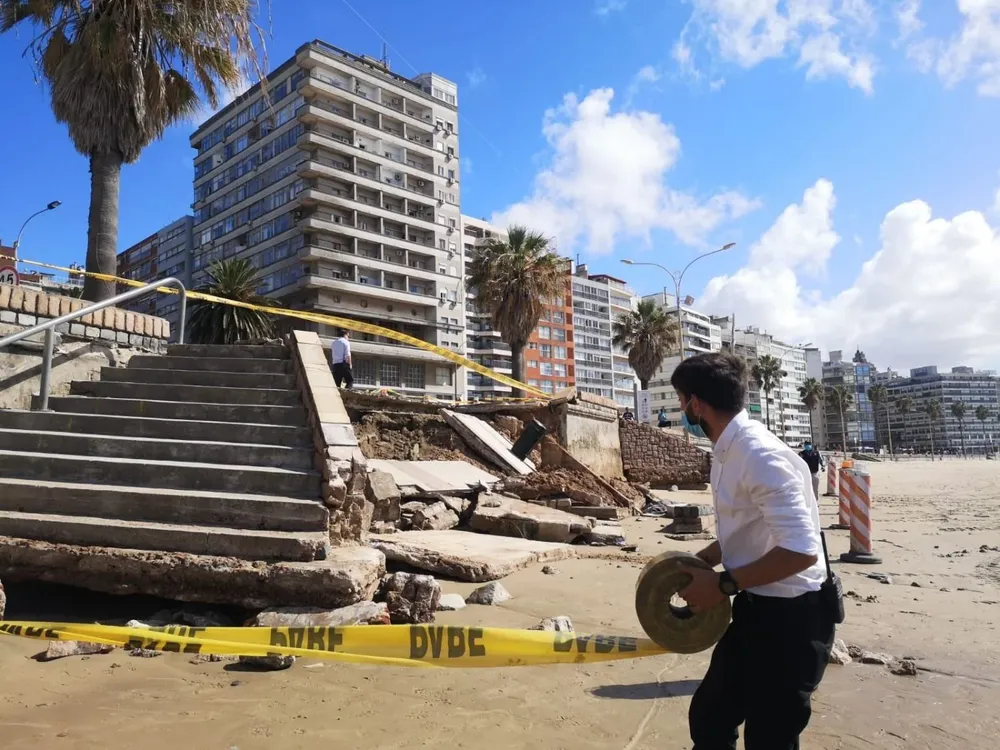 Se derrumbó una parte del muro de la Rambla tras fuertes vientos y marejada