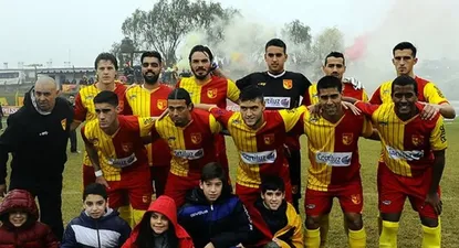 El elenco de Villa Española que venció 1-0 a Cerro Largo y consiguió el ascenso a Primera División
