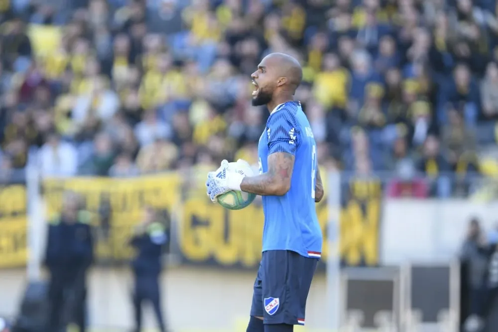 Luis Mejía en el clásico en el Campeón del Siglo