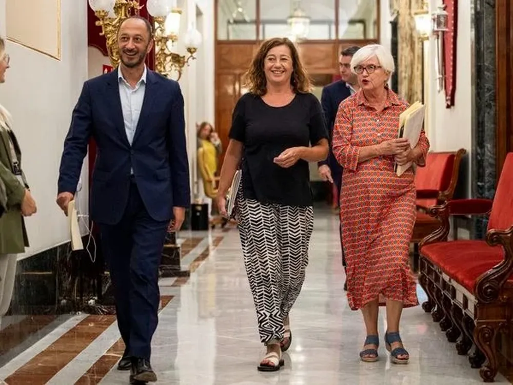 La presidenta del Congreso, Francina Armengol, entre Alfonso Rodríguez Gómez de Celis e Isaura Leal
