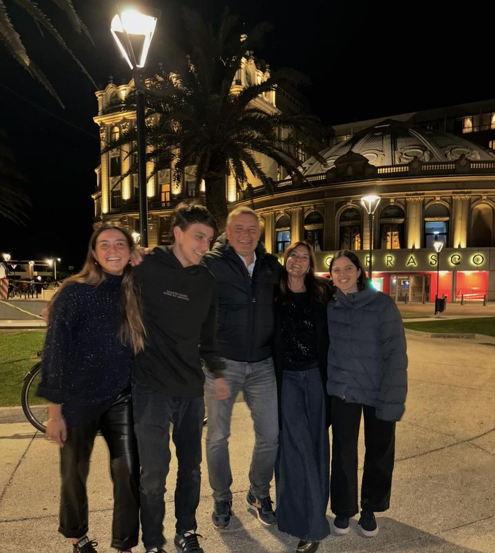 Diego Aguirre junto a su familia en su cumpleaños 59