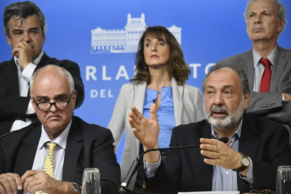 Astesiano recibió el pedido de una empresa para investigar a ambos senadores