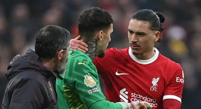 Darwin Núñez abraza a Ederson, el arquero de Manchester City