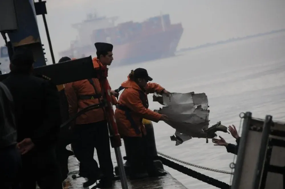 Restos del avión Airclass que cayó en el Río de la Plata