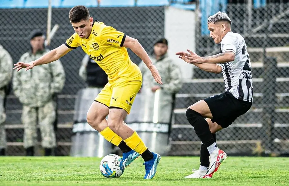 Ignacio Sosa de Peñarol ante Matías Fonseca de Wanderers