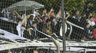 Hinchas de Wanderers en la tribuna Cayetano Saporiti