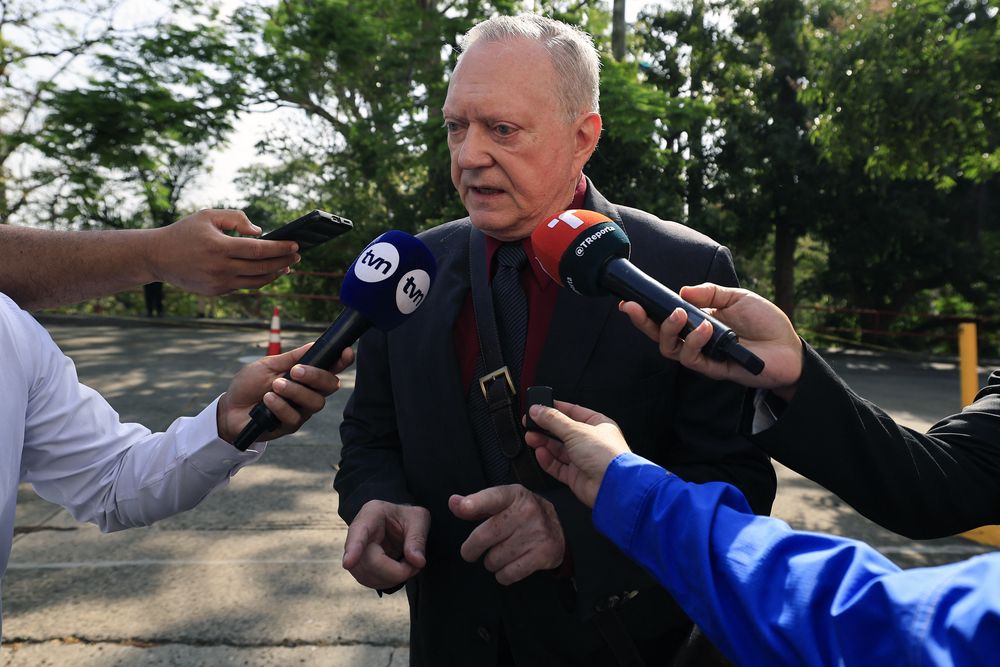 El abogado y uno de los principales acusados en el caso del Papel de Panam&aacute;, Jurguen Mossack, habla con los periodistas a su llegada al tribunal de justicia de la ciudad de Panam&aacute;.