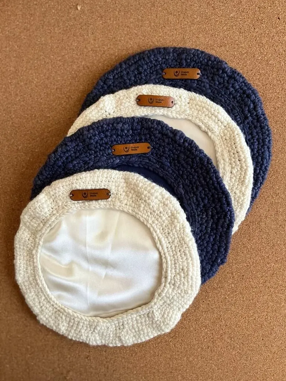 Con estas boinas la selección uruguaya representará la producción lanera nacional en Qatar.