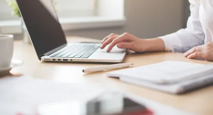 La recuperación del mercado de trabajo a escala mundial tras los efectos adversos de la pandemia se estancó en 2021