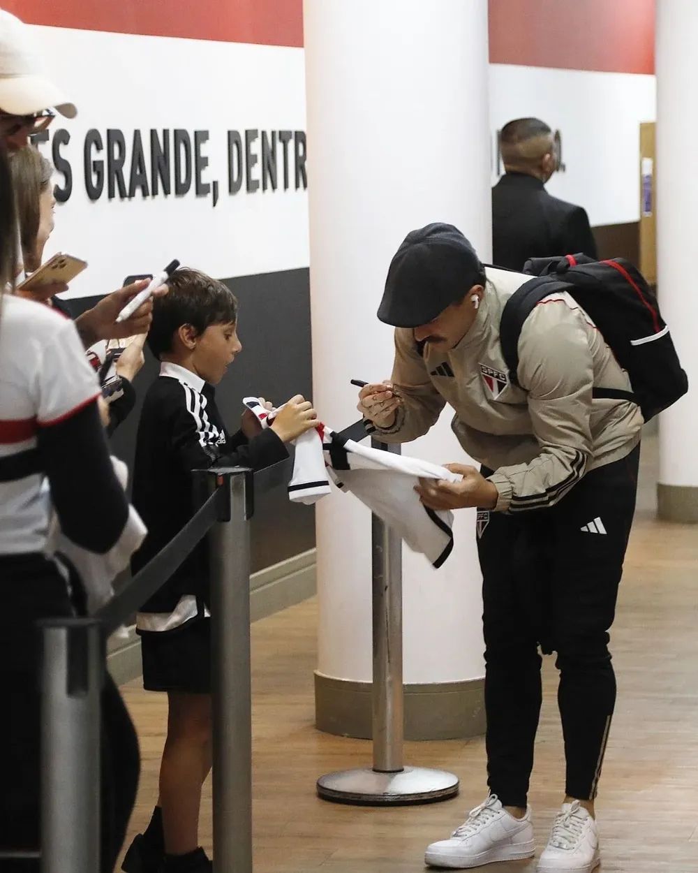 Neves deja Sao Paulo