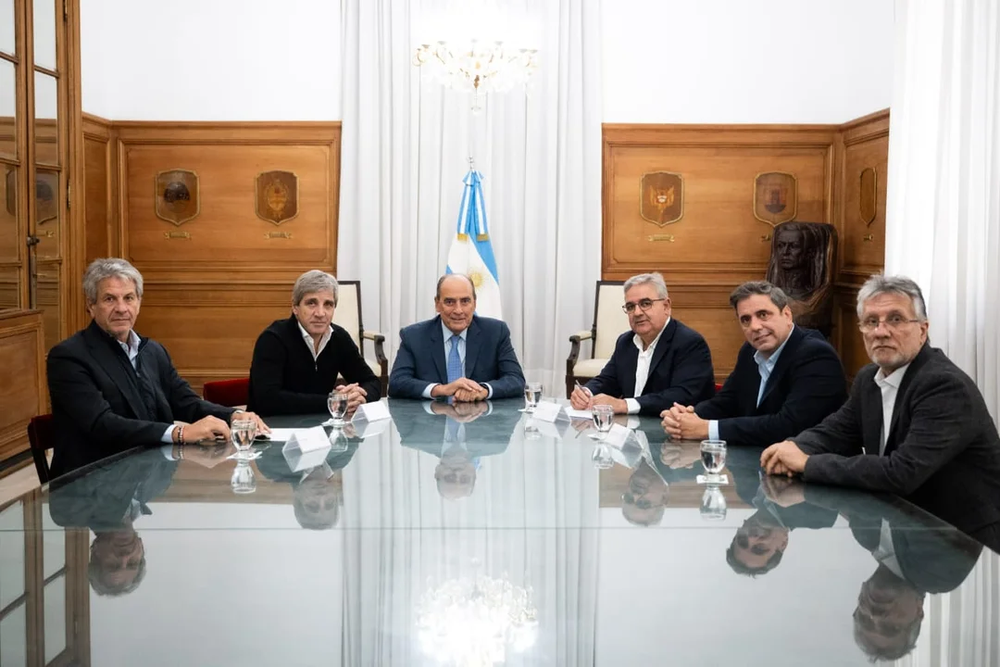 El gobernador de Catamarca, Raúl Jalil, rubricó el acuerdo junto con el jefe de Gabinete de Ministros, Guillermo Francos; el ministro de Economía, Luis Caputo; el vicejefe de Gabinete del Interior, Lisandro Catalán; y el director ejecutivo de ARCA, Juan Pazo. También asistió el senador catamarqueño, Guillermo Andrada.