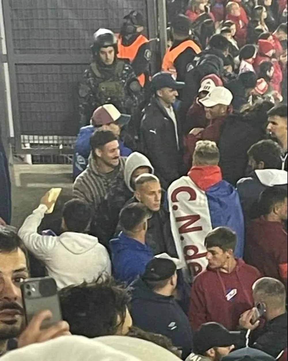 Los jugadores de Huracán de Argentina, Matías Cóccaro y Jhonatan Candia, estuvieron en la tribuna de Nacional este martes en La Plata
