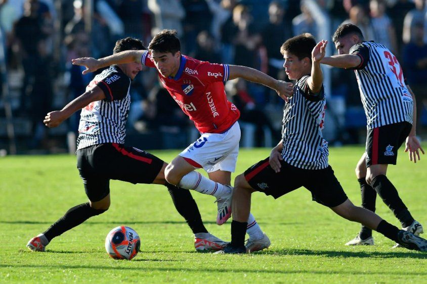 Mauricio Pereyra realiza una genialidad, se escapa entre tres rivales, y despeja el campo para el gol de Nicolás López