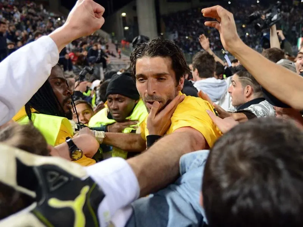 Buffón, una de las figura de la Juve, celebra el título