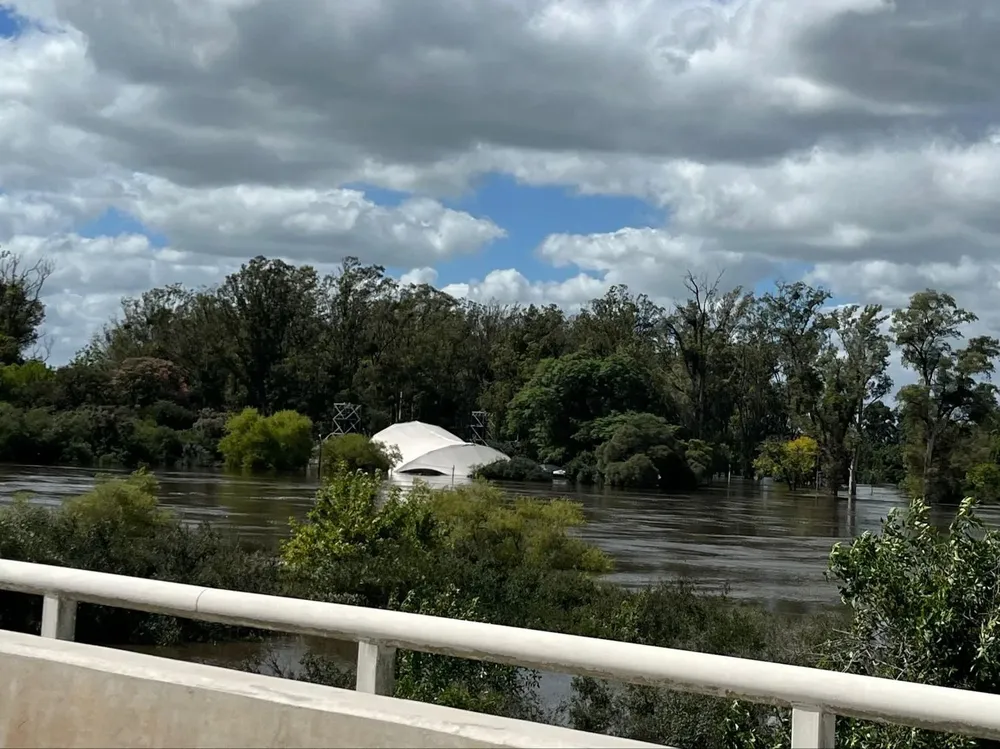El escenario Serafín J. García quedó inundado por la crecida del río