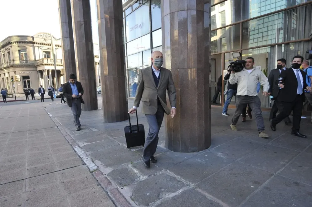 Miguel Ángel Toma a la salida de Torre Ejecutiva, tratando de eludir a los periodistas