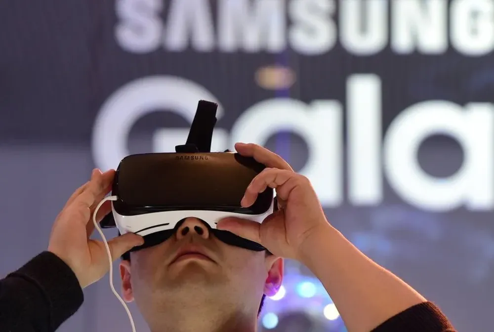 Un visitante del CES 2016 prueba el visor de realidad virtual Samsung Gear VR