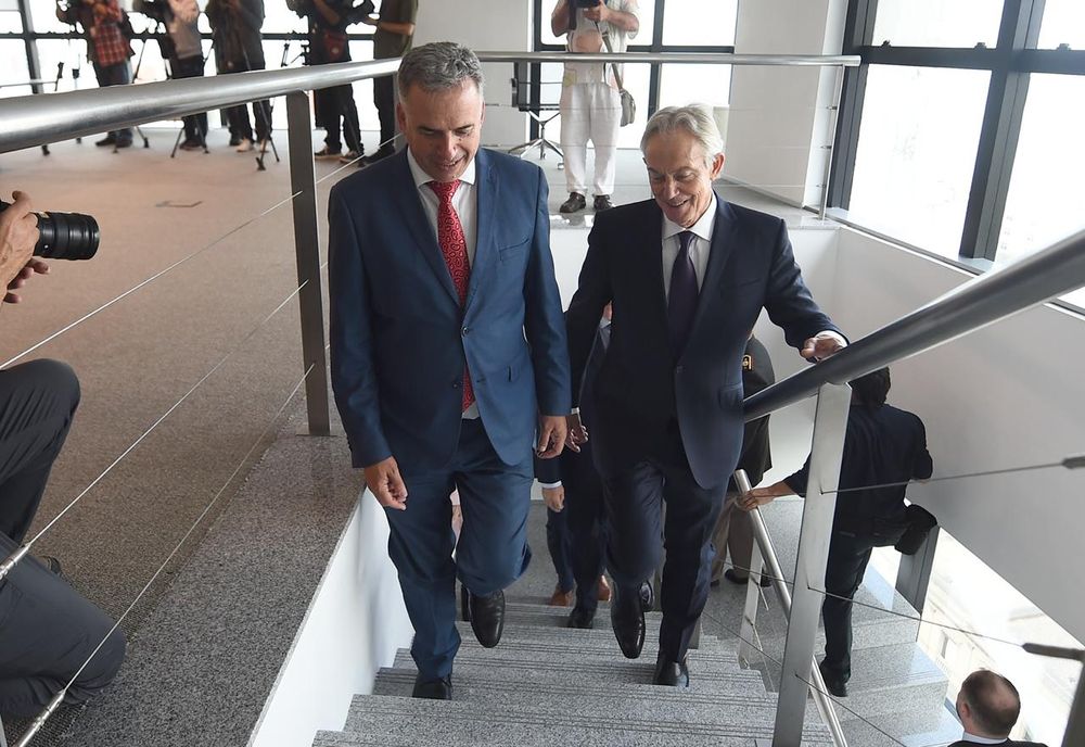 Yamandú Orsi y el exprimer ministro británico Tony Blair en Torre Ejecutiva.
