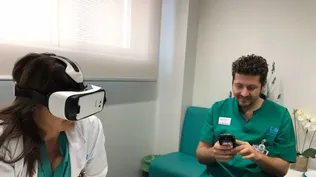 Prueba del uso de realidad virtual en el Hospital de Torrejón en Madrid con los doctores Mari Cruz Martín y Gabriel Heras
