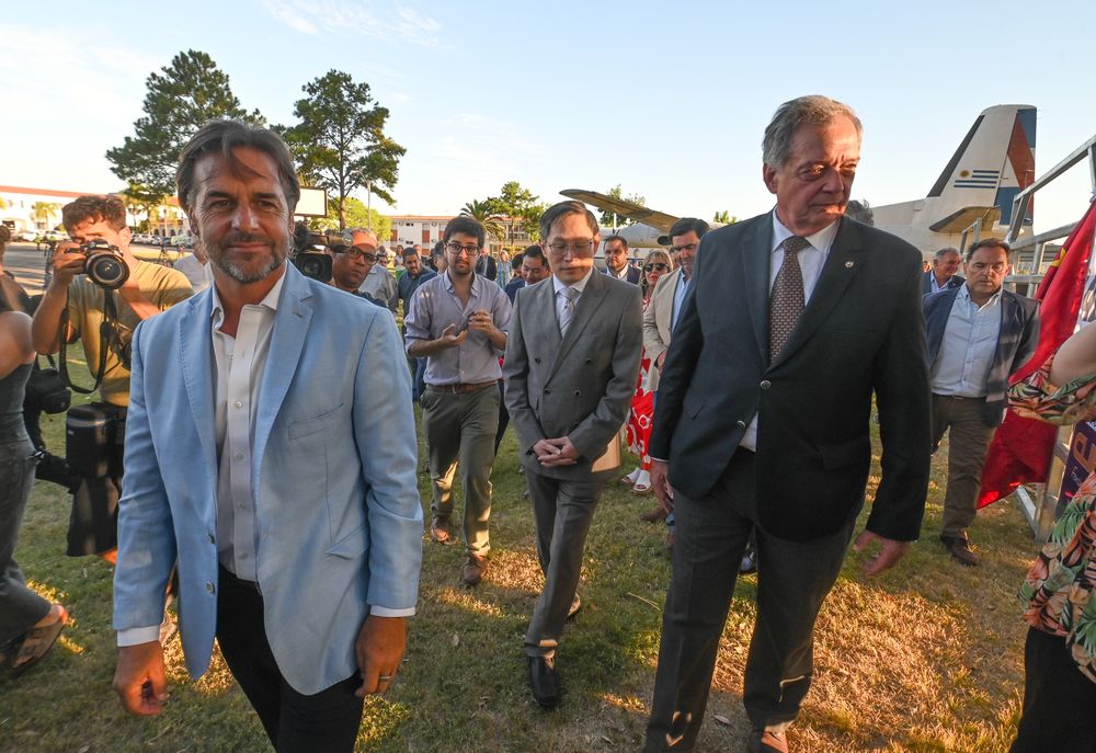El presidente de Uruguay, Luis Lacalle Pou (i), el embajador de China en Uruguay, Huang Yazhong (c), y el ministro de Ganadería, Fernando Mattos, participan en el acto de embarque de tres toros a China. Archivo