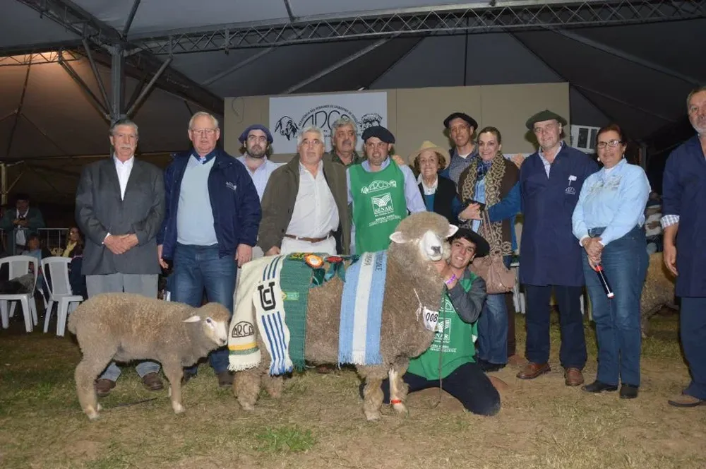 Otra foto en el historial de grandes campeones de la cabaña La Estela, de Risso, Soriano.