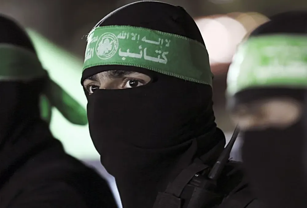 Combatientes de las Brigadas de Ezzeldin Al-Qassam asisten al funeral del líder de las brigadas