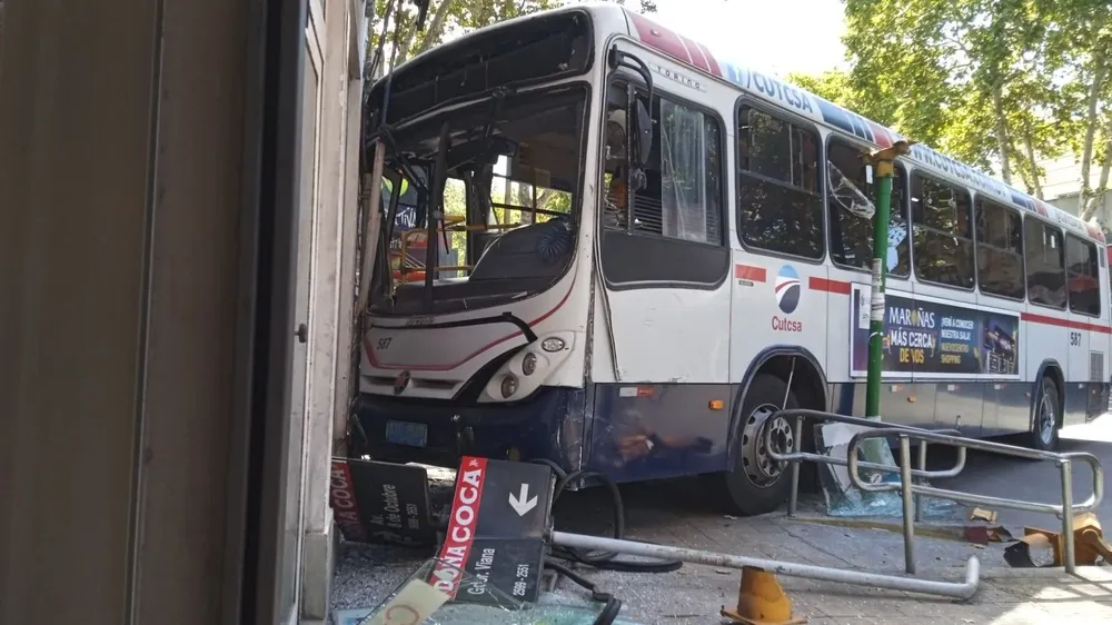 Bomberos ayudan a las víctimas del accidente