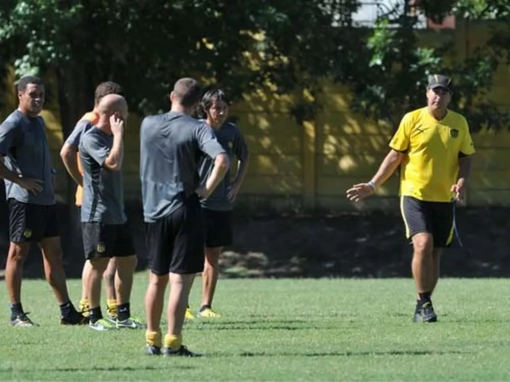 Da Silva da órdenes en la práctica aurinegra
