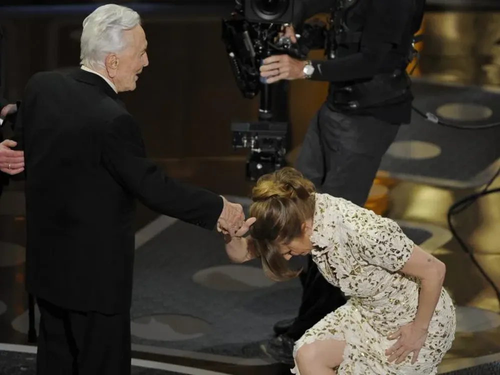 Melissa Leo se arrodilla ante Kirk Douglas al aceptar el Oscar a mejor actriz de reparto por su papel en The Fighter