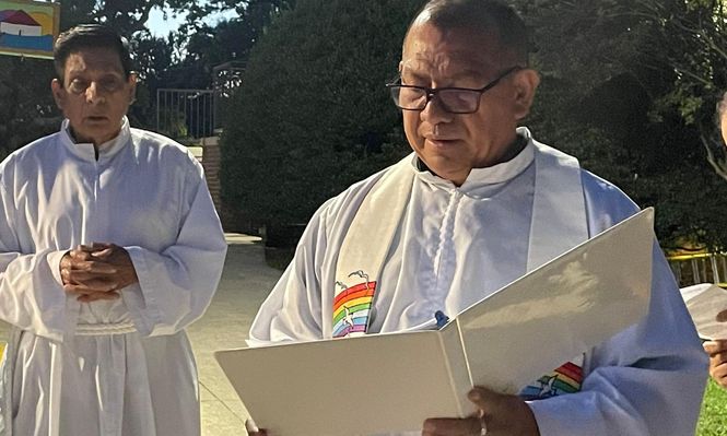 El padre Vidal Rivas (derecha), párroco de la iglesia San Mateo, en Hyattsville, Maryland.